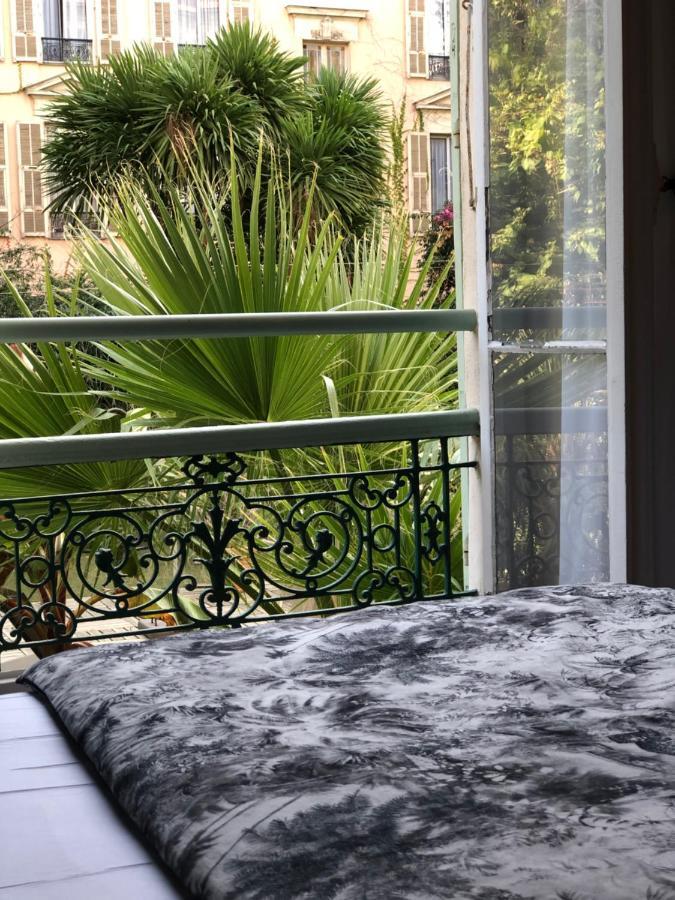 Dreibettzimmer mit Gartenblick
